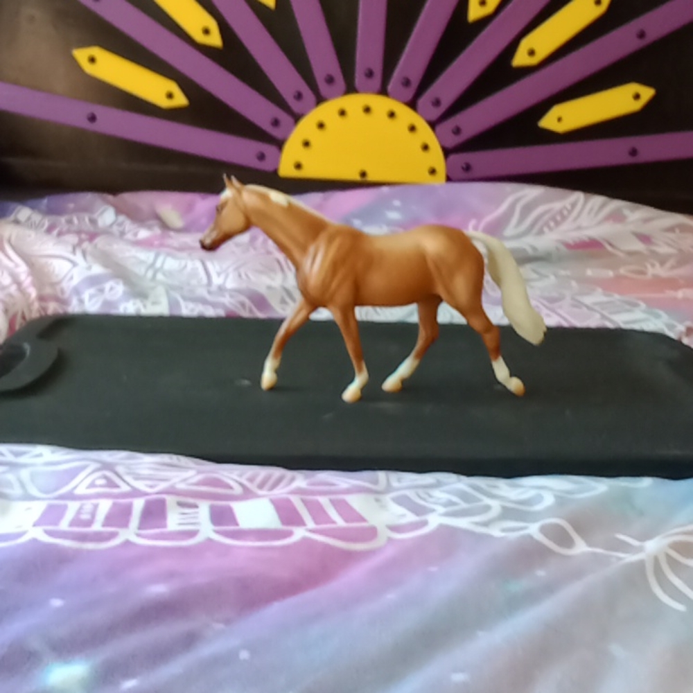 Breyer horse! Palomino. Middle size!